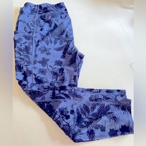 Chico’s Zenergy Size 3 Blue Floral Leggings with pockets New, Never Worn